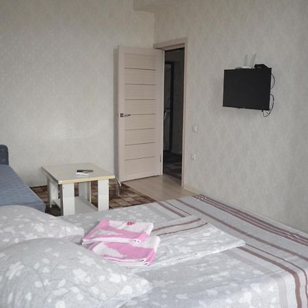 1 Room Apartment On Togolok Moldo Street บิชเคก ภายนอก รูปภาพ