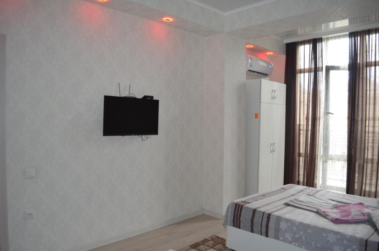 1 Room Apartment On Togolok Moldo Street บิชเคก ภายนอก รูปภาพ